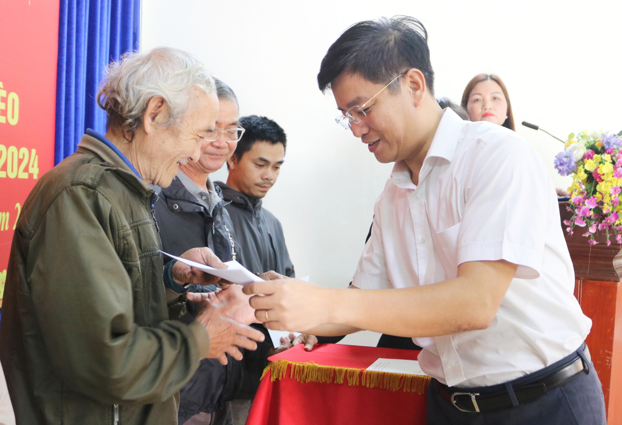 Trao tặng 195 suất quà tết cho hộ nghèo Phường Nguyễn Nghiêm, phường Phổ Thạnh và xã Phổ Nhơn