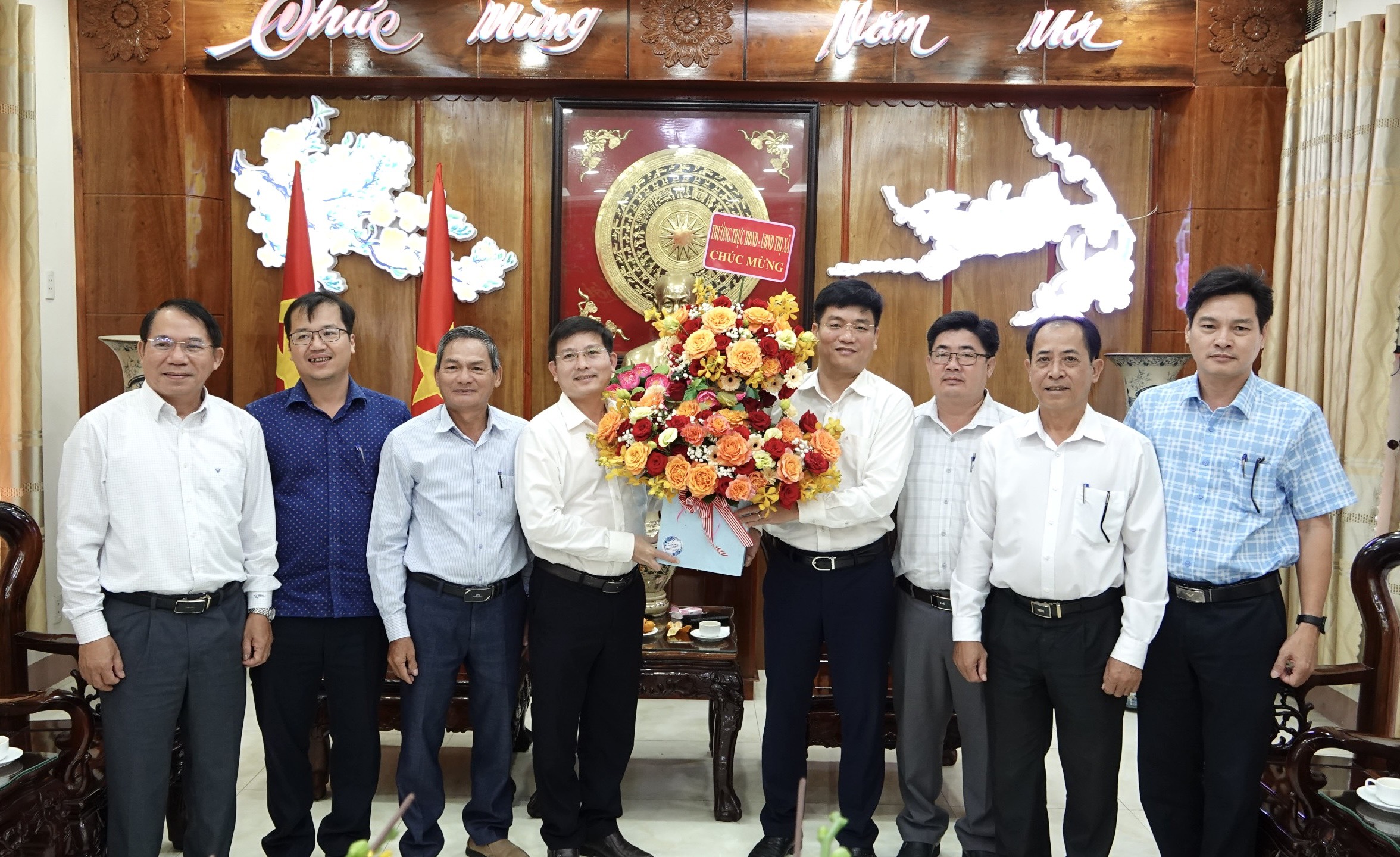 Thăm và chúc mừng Thị ủy nhân kỷ niệm 94 năm Ngày thành lập Đảng Cộng sản Việt Nam (03/02/1930 - 03/02/2024)