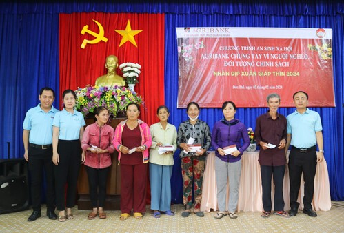Ngân hàng Agribank trao tặng 100 suất quà tết cho hộ cận nghèo Phổ Ninh, Phổ Cường và Nguyễn Nghiêm
