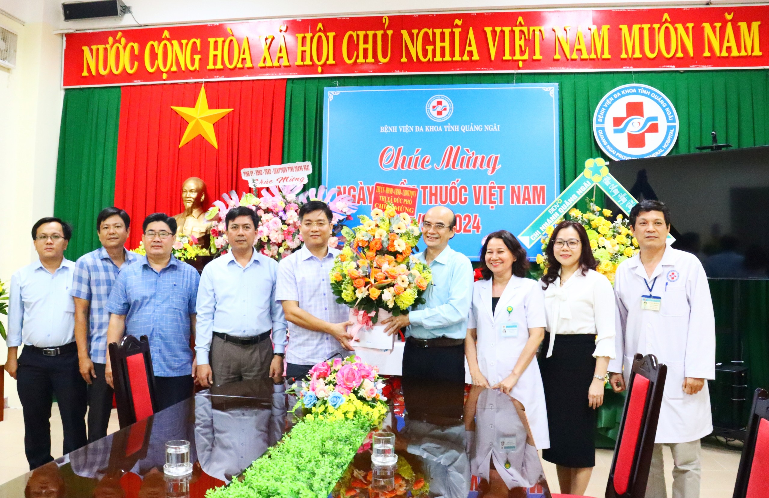 Thị xã Đức Phổ thăm, chúc mừng các cơ sở y tế nhân kỷ niệm 69 năm Ngày Thầy thuốc Việt Nam