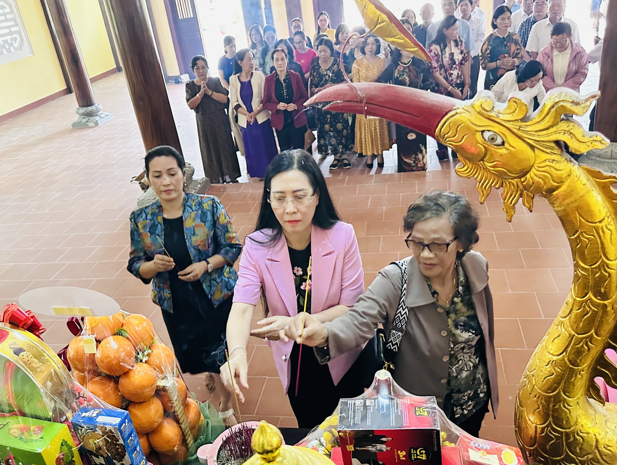 Đoàn công tác nữ lãnh đạo và nguyên lãnh đạo tỉnh qua các thời kỳ dâng hương tại Nhà lưu niệm đồng chí Nguyễn Nghiêm