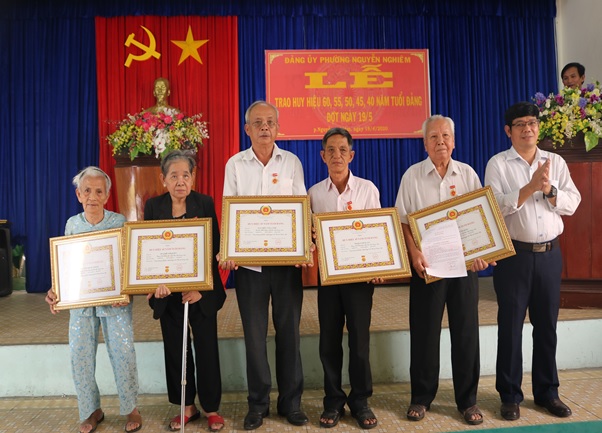 Đảng ủy phường Nguyễn Nghiêm tổ chức lễ trao huy hiệu Đảng cho đảng viên đợt 19/5/2020