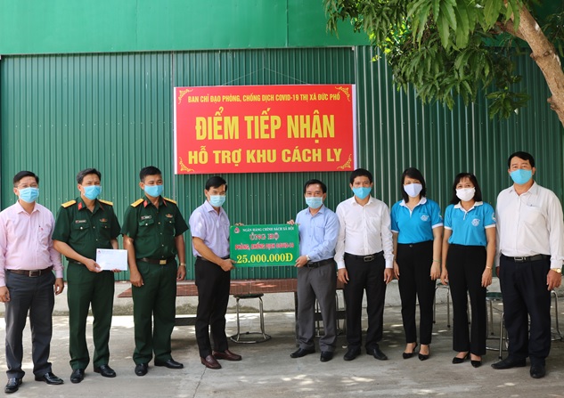 Chi nhánh Ngân hàng CSXH Quảng Ngãi ủng hộ phòng, chống dịch Covid -19 cho Khu cách ly tập trung tại Thị xã Đức Phổ