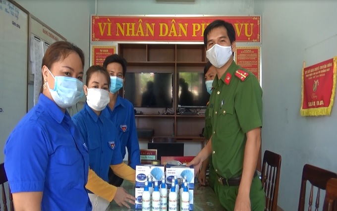 Đoàn Thanh niên xã Phổ Thuận tặng khẩu trang y tế, nước sát khuẩn cho đoàn viên, thanh niên Công an thị xã để thực hiện phòng, chống dịch Covid-19