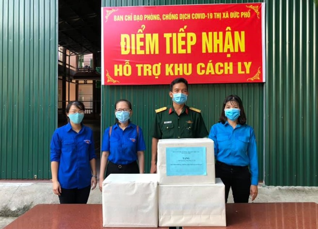 Đoàn TNCS Hồ Chí Minh và Hội LHTN thị xã Đức Phổ hỗ trợ khẩu trang cho tuyến đầu phòng chống dịch Covid-19