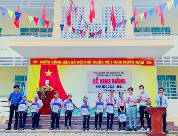 Đoàn TNCSHCM phường Phổ Thạnh trao tặng 450 suất quà cho học sinh nhân dịp năm học mới