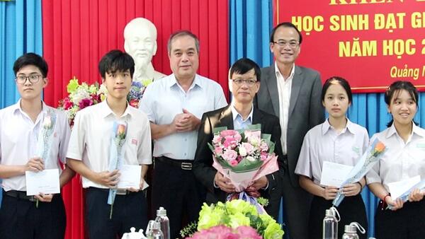 Khen thưởng các học sinh đạt giải học sinh giỏi Quốc gia năm học 2023-2024