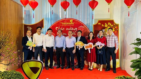 Phó Chủ tịch Thường trực UBND tỉnh Trần Hoàng Tuấn thăm, chúc Tết các ngân hàng, doanh nghiệp