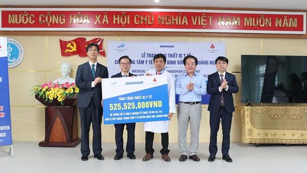 Phó Chủ tịch UBND tỉnh Võ Phiên dự Lễ trao tặng thiết bị y tế cho TTYT huyện Bình Sơn