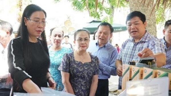 Bí thư Tỉnh ủy Bùi Thị Quỳnh Vân tham quan không gian “Sắc quê Quảng Ngãi” tại Thành phố Hồ Chí Minh