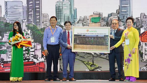 Đấu giá vật phẩm gây quỹ thiện nguyện tại đêm nhạc “Hát với quê hương”