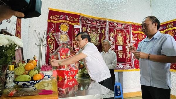 Chủ tịch UBND tỉnh Đặng Văn Minh viếng hương các đồng chí nguyên là lãnh đạo tỉnh qua các thời kỳ