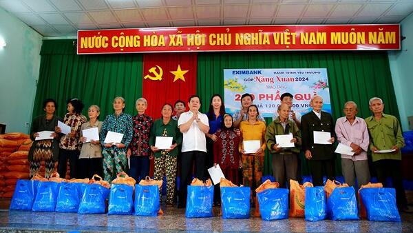 Chủ tịch UBND tỉnh Đặng Văn Minh tặng quà Tết cho người nghèo tại thị xã Đức Phổ