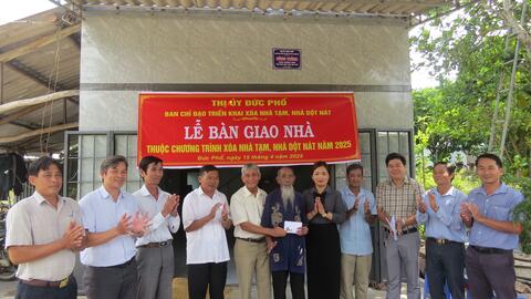 Bàn giao 4 nhà ở cho hộ nghèo và cận nghèo tại phường Phổ Vinh
