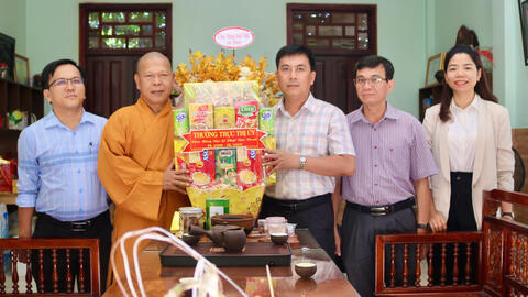 Thị ủy Đức Phổ thăm chúc mừng Đại lễ Phật Đản Vesak Phật lịch 2569 - Dương lịch 2025
