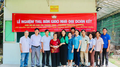 Nghiệm thu và bàn giao nhà Đại đoàn kết cho hộ cận nghèo ở phường Nguyễn Nghiêm