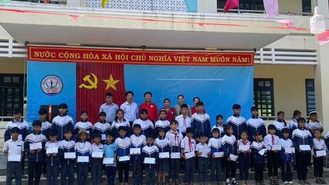 Tặng 51 suất quà cho học sinh có hoàn cảnh khó khăn