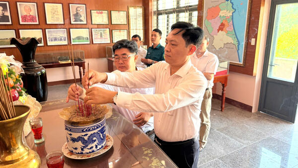 ĐẢNG ỦY PHƯỜNG ĐỨC PHỔ TỔ CHỨC DÂNG HƯƠNG TẠI NHÀ LƯU NIỆM CÁC ĐỒNG CHÍ NGUYỄN NGHIÊM, PHẠM QUY, PHẠM XUÂN HÒA, NGUYỄN SUYỀN