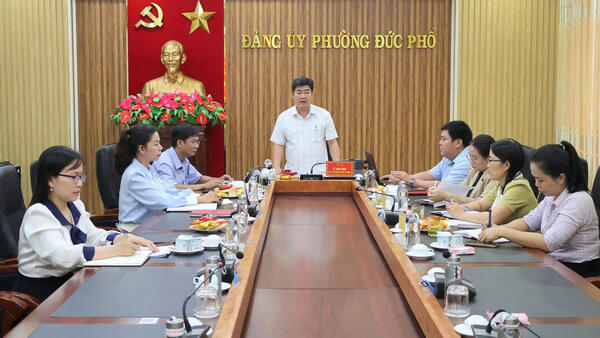 THƯỜNG TRỰC ĐẢNG ỦY TỔ CHỨC HỘI NGHỊ TRỰC BÁO VỚI CÁC CƠ QUAN CHUYÊN TRÁCH THAM MƯU, GIÚP VIỆC ĐẢNG ỦY, TRUNG TÂM CHÍNH TRỊ PHƯỜNG