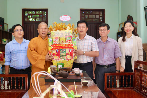 Thị ủy Đức Phổ thăm chúc mừng Đại lễ Phật Đản Vesak Phật lịch 2569 - Dương lịch 2025