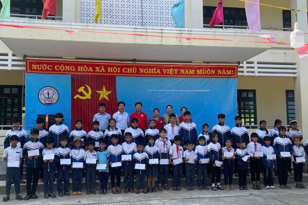 Tặng 51 suất quà cho học sinh có hoàn cảnh khó khăn