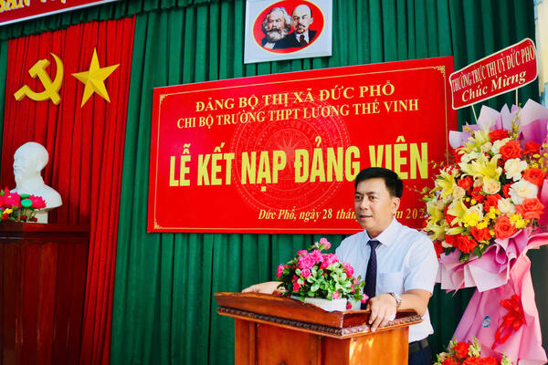 Chi bộ Trường THPT Lương Thế Vinh kết nạp 09 quần chúng ưu tú vào Đảng Cộng sản Việt Nam