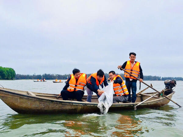 Thả con giống tái tạo nguồn lợi thủy sản đầm An Khê