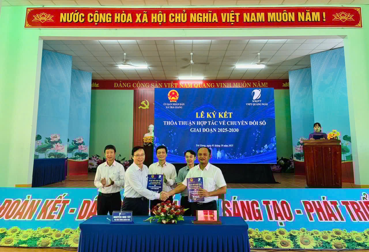 Ông Nguyễn Nho Túy (bên trái) – Phó Giám đốc VNPT Quảng Ngãi ký kết thỏa thuận hợp tác về chuyển đổi số với đại diện lãnh đạo xã Trà Giang. Ảnh: T.H.